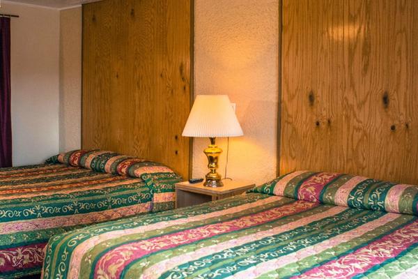 1 Queen - 2 Double - Suite Photo 2